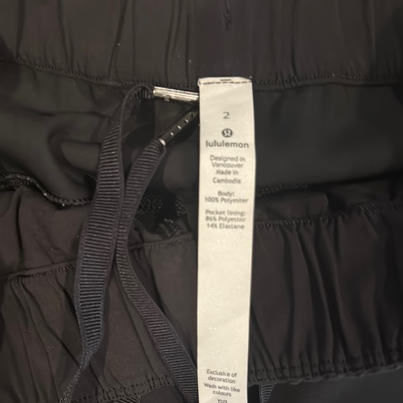 Lululemon Athletica Woven( no stretch) Black Drawstring Crop Jogger Size 2 - Picture 2 of 5